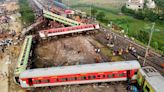 Accidente de tren en India deja cerca de 300 muertos: "Mi madre estuvo desaparecida, después me pasaron una foto de su cuerpo"