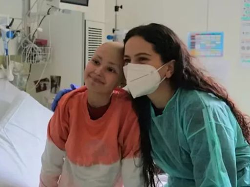 Rosalía visita a niños y jóvenes con cáncer en el Hospital Sant Joan de Déu de Barcelona