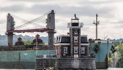 Race is on to keep lighthouse from crumbling into river