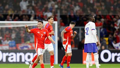 “Es un león, es un luchador”: DT de Marcelino Núñez en el Norwich City lo llena de elogios tras su cometido en la Roja - La Tercera