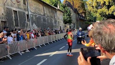 La leyenda del atletismo que abandonó la maratón, dejó pasar a sus rivales y tuvo un gesto que conmovió al público en París 2024