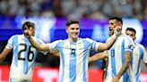 Julián Álvarez o Lautaro Martínez, "remake" de la historia Batistuta-Crespo