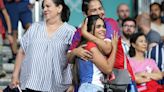 FOTOS: Emotivo abrazo de la mamá y hermana de Adriana Díaz al verla ganar en París 2024