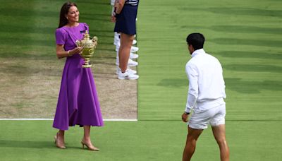 Carlos Alcaraz saca una sonrisa a Kate Middleton en la entrega de trofeos en Wimbledon