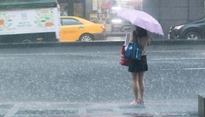 啟動多雨模式！全台躲不過「一圖看週末天氣」 苗栗日雨量飆破百