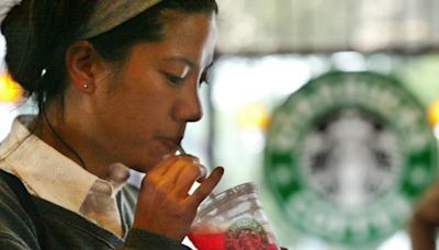 Cómo Starbucks perdió poco a poco su identidad con la búsqueda de más negocio: cafés fríos, pandemia y pedidos para llevar