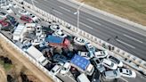 Unos 200 autos chocaron sobre un puente chino y hay al menos un muerto