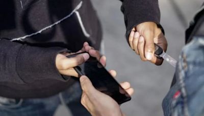 Haciéndose pasar por dealers en una guerra territorial, ladrones estarían quitándole el celular a sus víctimas en Bogotá