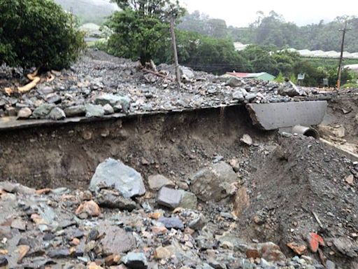南投暴雨釀天坑、大規模土石流 信義東埔2聚落1700人受困