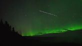 Wow! Shiny SpaceX Starlink satellites soar in front of glowing aurora (video)