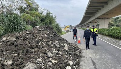 台61線曳引車亂倒營建廢棄物釀2騎士撞上土堆摔車 司機遭桃檢起訴