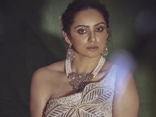 Shruti Marathe Paints A Dreamy Picture In An Offbeat Ethnic Ensemble - News18