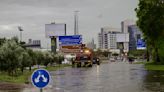 一年份的雨一天下完：沙漠城市杜拜淹大水，民眾在購物中心避難、特斯拉車主開車渡洪 - The News Lens 關鍵評論網