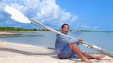 Ele atravessou o oceano remando e agora inspira crianças na Guiana Francesa