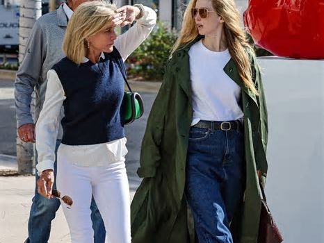 Ojo a la madre de Jennifer Lawrence que lleva los pantalones pitillo mejor que su hija