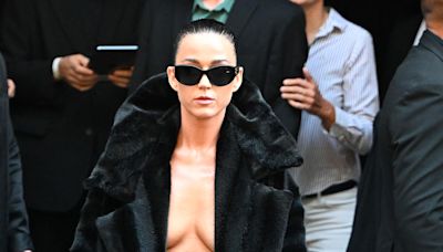 Katy Perry apparaît topless au défilé Balenciaga