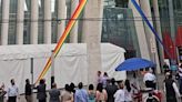 Condenan acto de discriminación y violencia contra bandera LGBT+ en el Infonavit