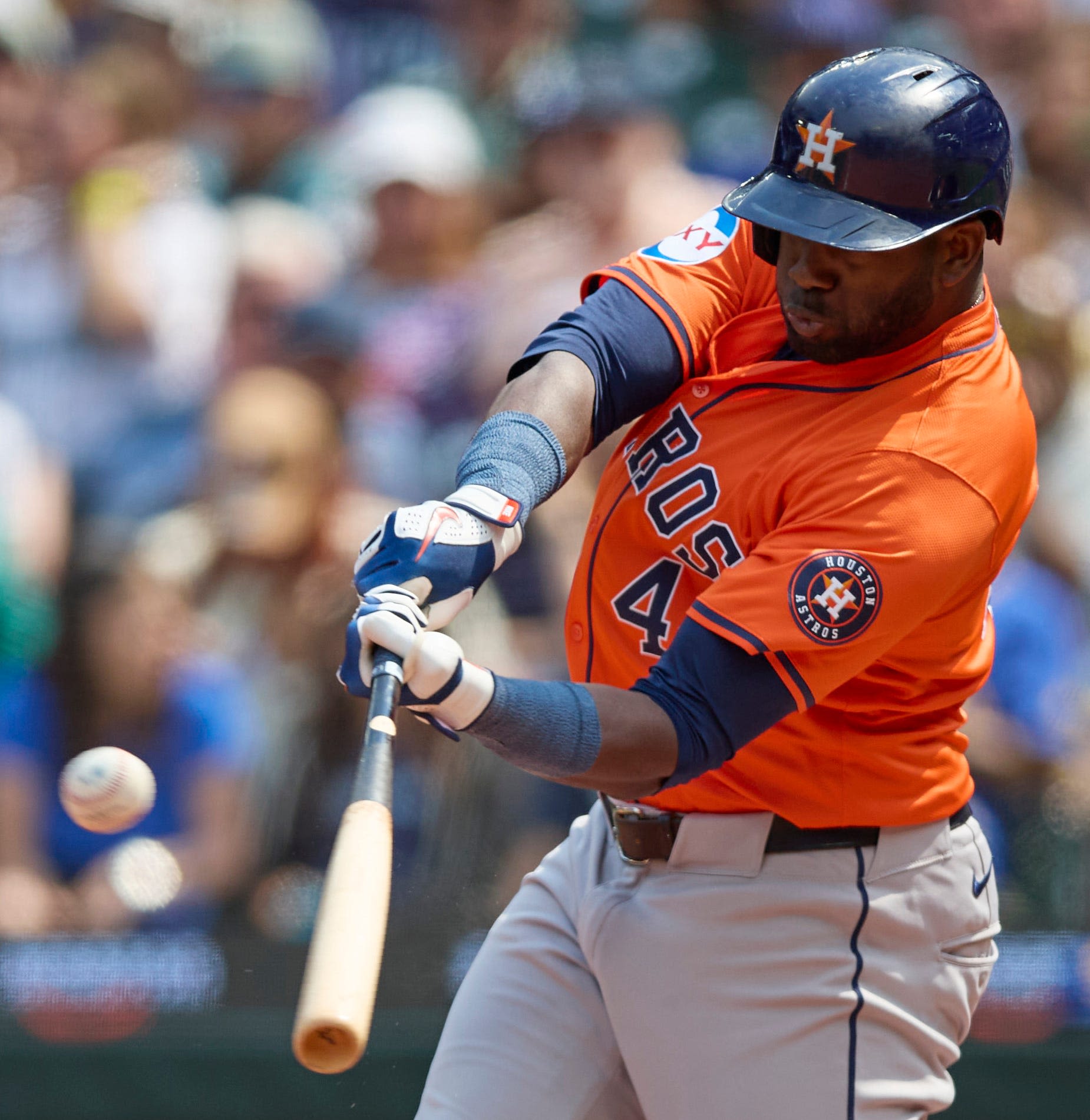 Yordan Alvarez hits for cycle, but Seattle Mariners move into tie with Houston Astros