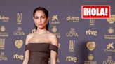 Hiba Abouk arrasa en los Goya con escote Bardot y el peinado 'efecto wet' más refrescante