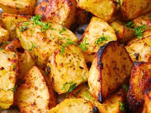 Roast potatoes become ‘perfectly’ crispy if using Mary Berry’s best cooking tip