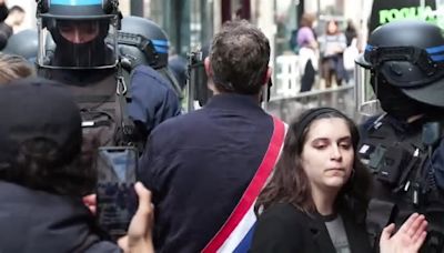 Universitarios se encierran en la universidad de la Sorbona en París para protestar por la guerra en Gaza