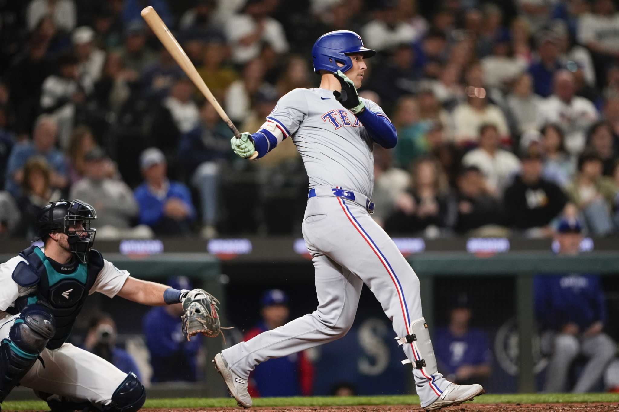 Lowe plates winning run during 3-run 8th and Rangers rally to beat Mariners 5-4 in Rocker's debut