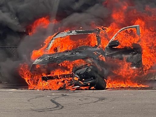 廣達員工停車場火燒車！BMW「燒成火球」延燒後面賓士變骨架