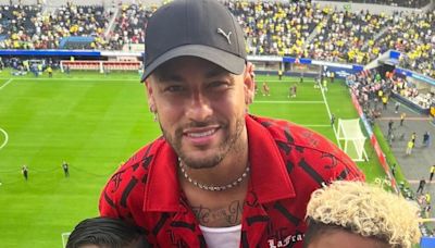 Filho de Kim Kardashian tieta Neymar Jr em jogo do Brasil nos EUA