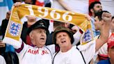 England-Fan wacht in leerem Stadion auf