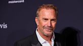 ¿Nació el amor? Kevin Costner, muy cerca de una cantante norteamericana que fue un éxito en los 90