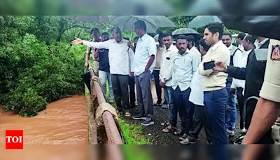 Satish Jarkiholi announces rehabilitation of 15 hamlets in Khanapur taluk after heavy rain and floods | Hubballi News - Times of India