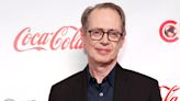 Golpean en la cara al actor Steve Buscemi en una calle de Nueva York