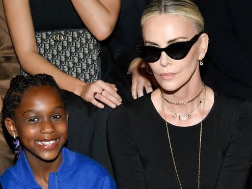 Charlize Theron con la piccola August alla sfilata Dior: mamma e figlia hanno la stessa mini borsa