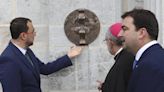 Dos artesanos vinculados a Salas dieron forma a la placa del milenario: 'Está teniendo muy buena repercusión'