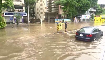 印度孟買大雨釀災 市區積水太深交通大亂