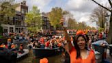 Holandeses celebran el Día del Rey con paseos en canal y pasteles glaseados de naranja