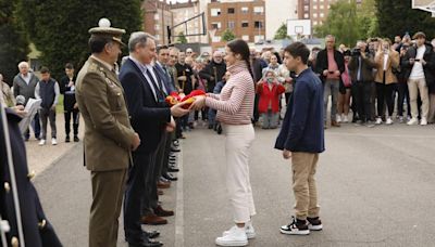 El IES Montevil iza la bandera nacional, un 'símbolo de unidad': así ha sido el acto organizado por la Delegación de Defensa