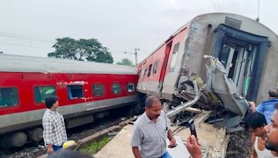 2 Killed, 20 Injured As 18 Coaches Of Mumbai-Howrah Mail Derail In Jharkhand