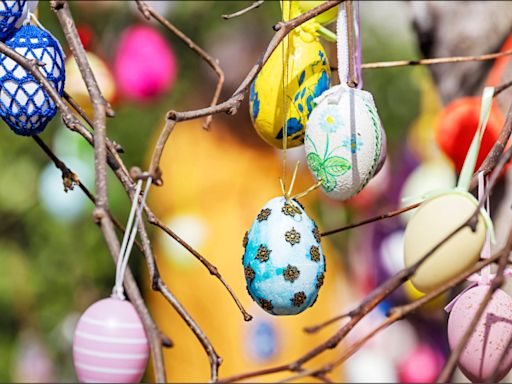 中英對照讀新聞》Norwegians facing a shortage as Easter nears are hoarding eggs from neighboring Sweden 復活節臨近時面臨雞蛋短缺的挪威人從鄰國瑞典囤積雞蛋