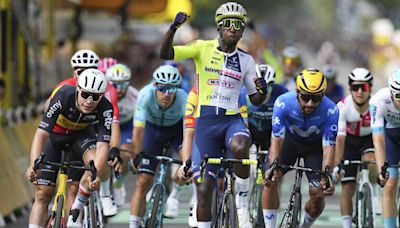 Girmay gana al sprint la tercera del Tour y Carapaz asalta el trono de Pogacar