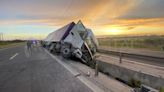Circunvalación Oeste: un camión arrastró el guardarrail y quedó volcado en un zanjón