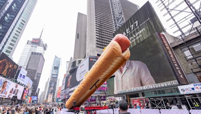 Un perro caliente de 20 metros en Times Square desafía el capitalismo de Estados Unidos