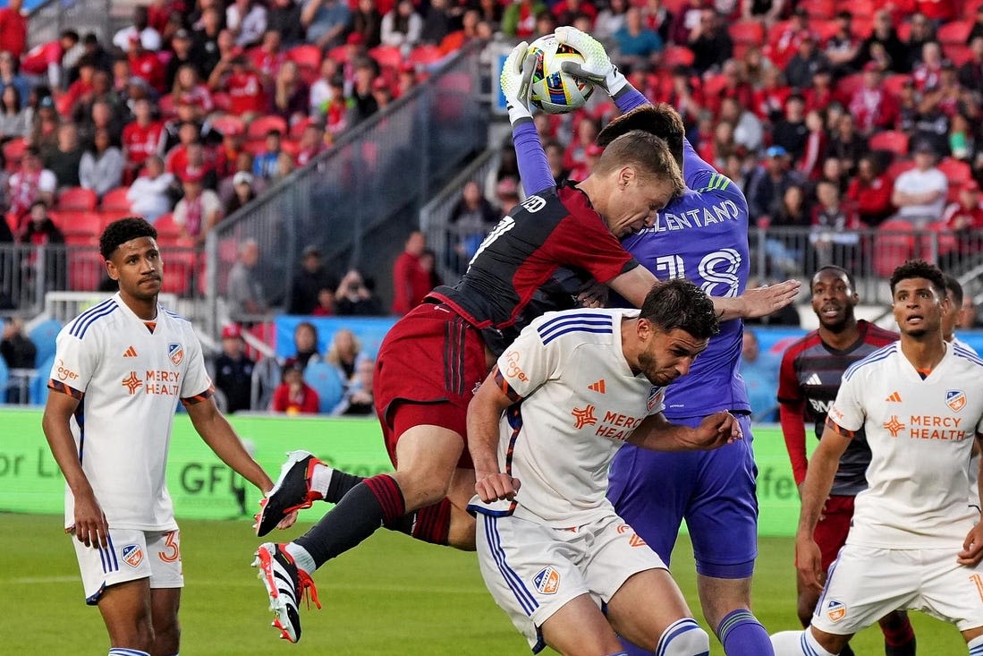 Deadspin | Sergio Santos' late goal lifts streaking FC Cincinnati past Toronto FC