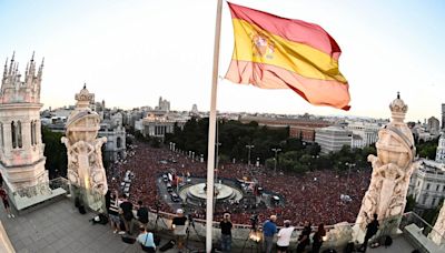 Baño de masas de la selección española en la madrileña plaza de Cibeles