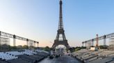 La Torre Eiffel exhibe los 5 aros olímpicos