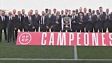 El Madrid recibe el trofeo de campeón y empieza la celebración