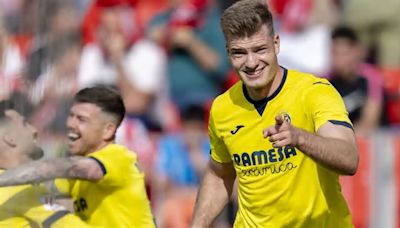 Aluvión de críticas a Sørloth, delantero del Villarreal, por irse a jugar a Almería el día que su pareja se pone de parto