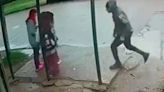 El video del violento ataque motochorro a tres nenas y a su madre mientras esperaban el colectivo en Merlo