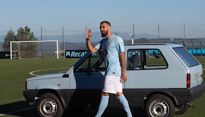 Borja Iglesias llega a la presentación con el Celta en ¡un Seat Panda!