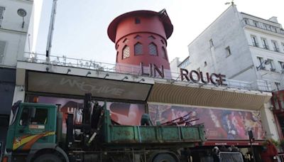 Se desploman las aspas del icónico Moulin Rouge en París